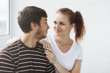 şirin çift pencere yeni ev bakarak