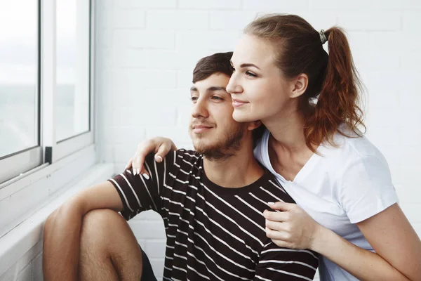 Bonito Casal Olhando Para Fora Janela Novo Lar — Fotografia de Stock