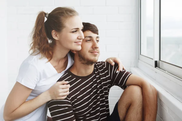 Couple Regardant Par Fenêtre Dans Une Nouvelle Maison — Photo