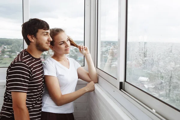 Couple Mignon Regardant Par Fenêtre Dans Une Nouvelle Maison — Photo