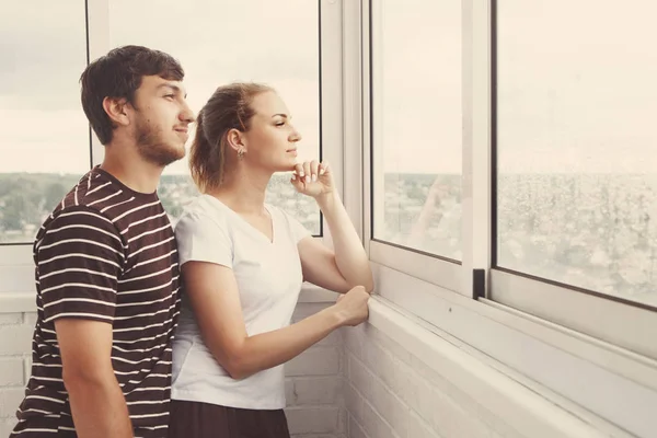 Couple Regardant Par Fenêtre Dans Une Nouvelle Maison — Photo