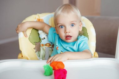 Yakışıklı sarışın ve mavi gözlü, seçici odak ile