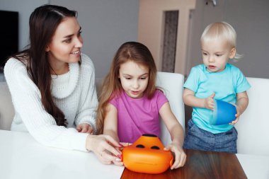 Anne ile oğlu ve kızı evde masada oturma oynamak