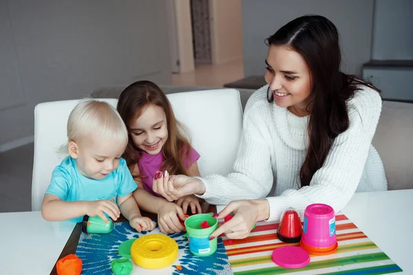 Mãe Com Filho Filha Brincando Com Plasticina Sentados Mesa Casa — Fotografia de Stock