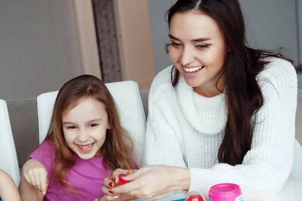 Mãe Com Filha Brincando Sentado Mesa Casa — Fotografia de Stock