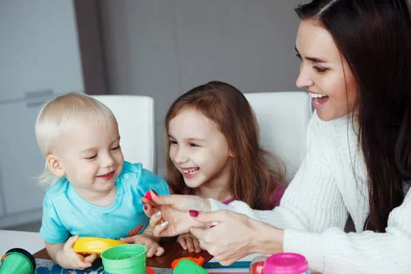 Mãe Com Filho Filha Brincando Com Plasticina Sentados Mesa Casa — Fotografia de Stock