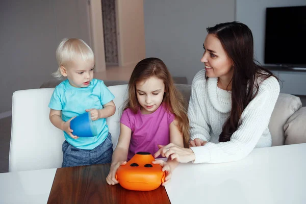 Mãe Com Filho Filha Brincando Com Plasticina Sentados Mesa Casa — Fotografia de Stock