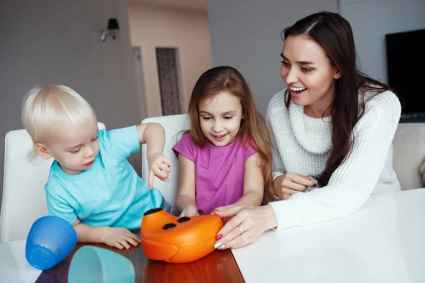 Mãe Com Filho Filha Brincando Sentado Mesa Casa — Fotografia de Stock