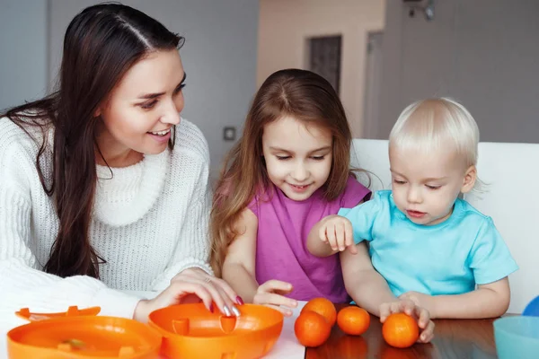 Mãe Com Filho Filha Comendo Laranjas Sentado Mesa Casa — Fotografia de Stock