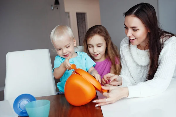 Mãe Com Filho Filha Sentados Mesa Casa — Fotografia de Stock