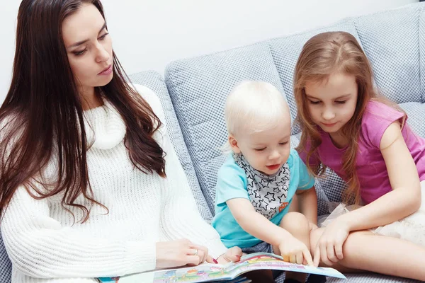 Mãe Com Filho Filha Sentados Sofá Ler Livro Casa — Fotografia de Stock