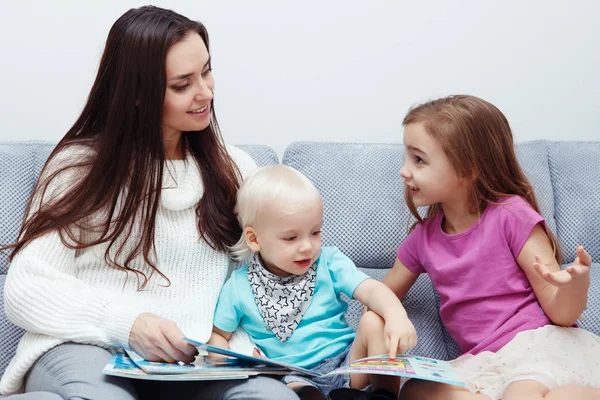 Mãe Com Filho Filha Sentados Sofá Ler Livro Casa — Fotografia de Stock