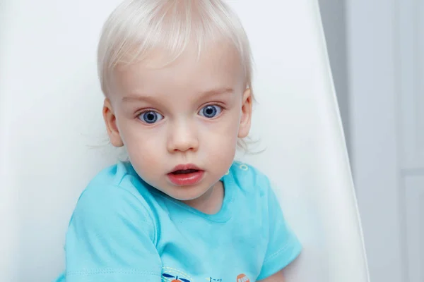 Lindo Chico Con Cabello Rubio Ojos Azules Enfoque Selectivo —  Fotos de Stock