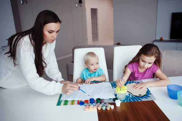 Crianças Mãe Desenho Sentado Mesa Casa — Fotografia de Stock