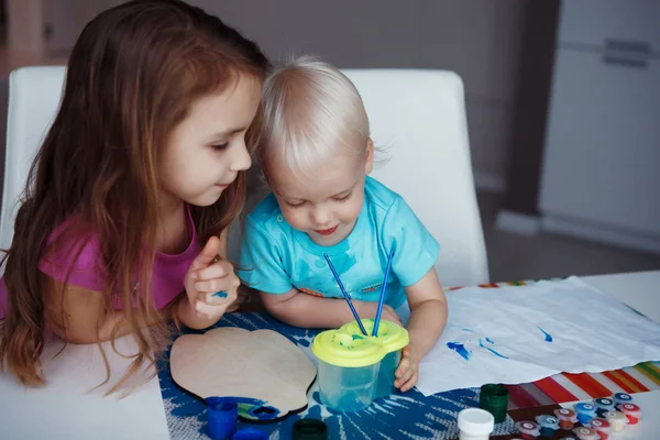 Due Bambini Che Disegnano Tavola Casa Focus Selettivo — Foto Stock