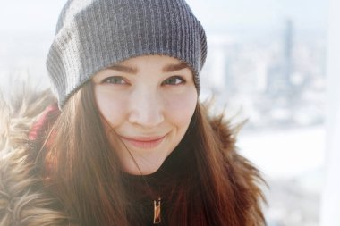 kamera, odak ön plan bakarak gri şapkalı kadın