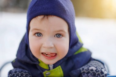 Mavi kapüşonlu, ön plan odaklanmak yürümeye başlayan çocuk