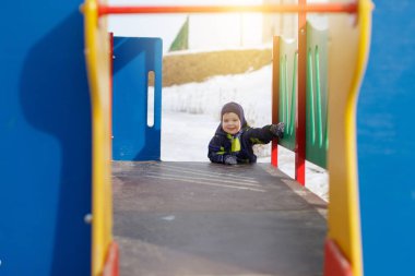mavi kapüşonlu çocuk oyun alanı, çocuk kışın giymiş