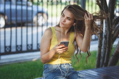 Smartphone vasıl seyir ve gülümseyen genç kadın 