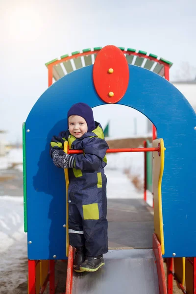 Мальчик Зимой Одетый Синий Капюшон Детской Площадке — стоковое фото