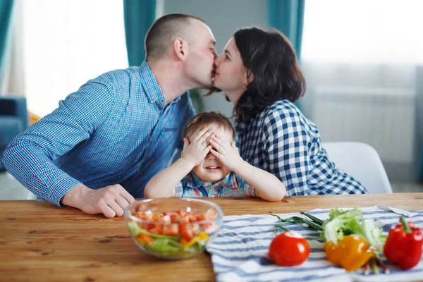 Jovem Casal Beijando Filho Sorrindo Mesa Foco Primeiro Plano — Fotografia de Stock