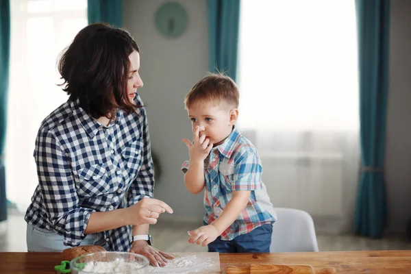 Mãe Filho Vestidos Com Camisas Xadrez Cozinhar Cozinha Farinha Massa — Fotografia de Stock