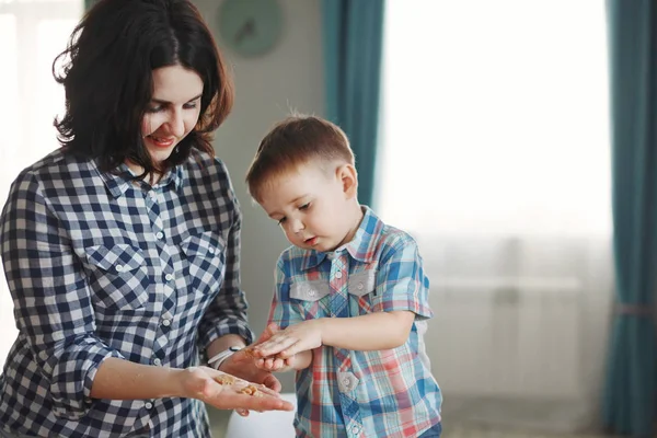 Mãe Filho Vestidos Com Camisas Xadrez Cozinhar Cozinha Farinha Massa — Fotografia de Stock