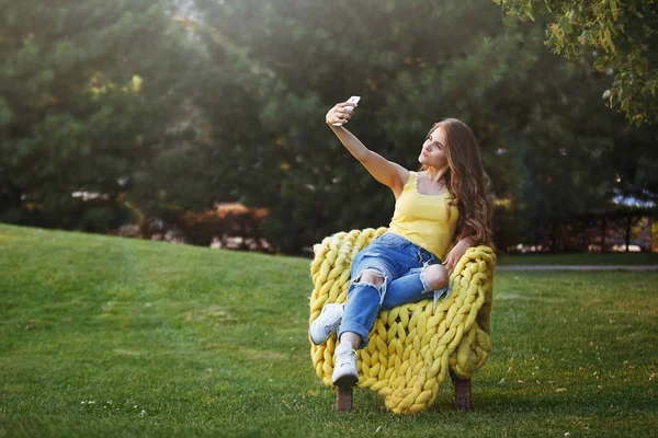 Young Pretty Woman Looking Smartphone Smiling — Stock Photo, Image