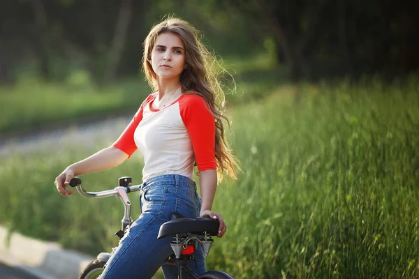 Jovem Mulher Bonita Bicicleta Parque Verão — Fotografia de Stock