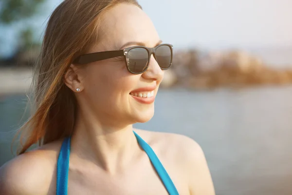 Kobieta Niebieski Strój Kąpielowy Okulary Przeciwsłoneczne Spacer Wzdłuż Piaszczystej Plaży — Zdjęcie stockowe