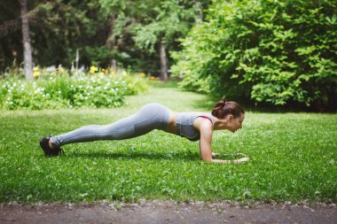 Sevimli genç kadının Yoga egzersizleri yeşil park yapması
