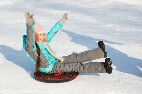 Zadowolony Trochę Slidding Dziewczyna Tor Śniegowy — Zdjęcie stockowe