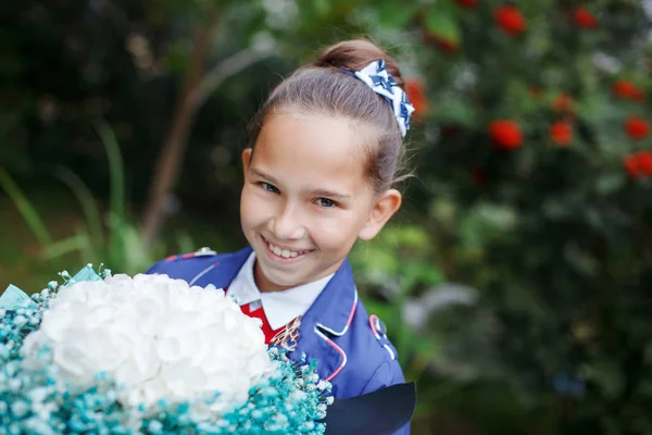 Retrato Linda Chica Con Ramo Flores Blancas — Foto de Stock