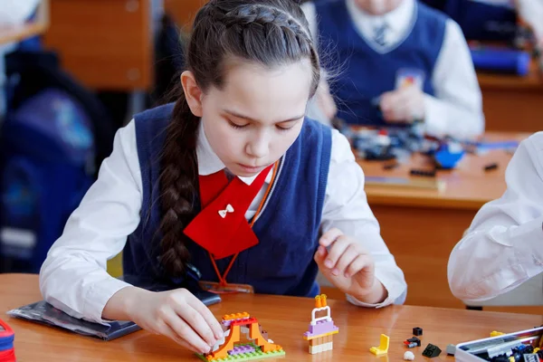 Meisje Spelen Bij Opbouw Van Het Plastic Blokken Kit Les — Stockfoto