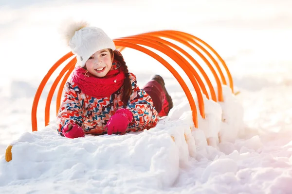 Ładna Dziewczynka Grać Winter Park — Zdjęcie stockowe