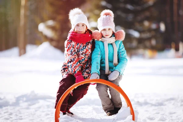 Deux Petites Filles Jouant Dans Parc Hiver — Photo