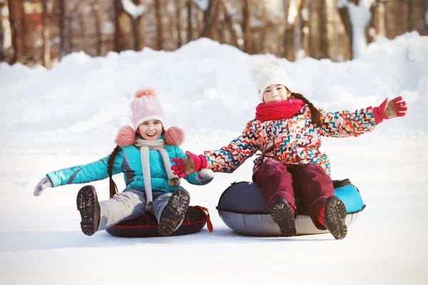Zadowolony Trochę Slidding Dziewczyny Tor Śniegowy — Zdjęcie stockowe