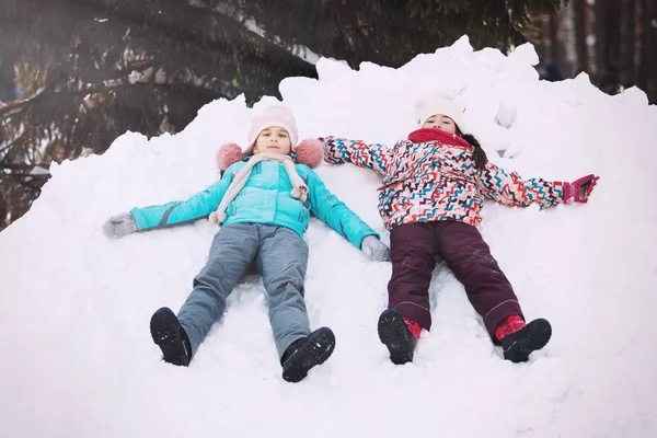Dwie Małe Dziewczynki Grać Winter Park — Zdjęcie stockowe