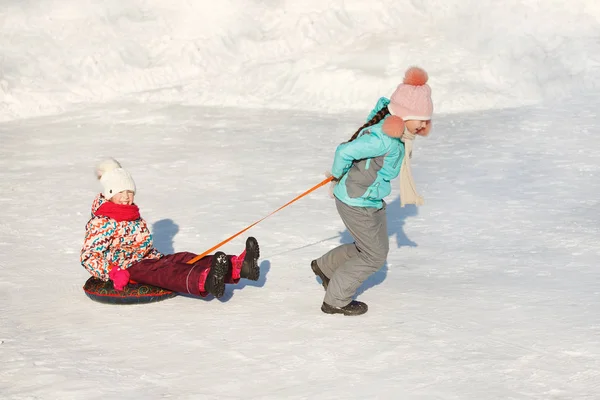 Gelukkig Weinig Meisjes Schuiframen Sneeuw Buis — Stockfoto