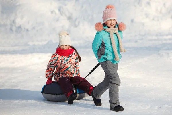 Happy Little Girls Deslizando Tubería Nieve —  Fotos de Stock