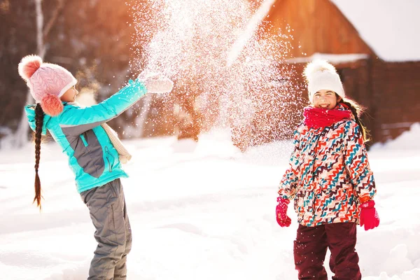 Dwie Małe Dziewczynki Grać Winter Park Rzucanie Płatki Śniegu — Zdjęcie stockowe