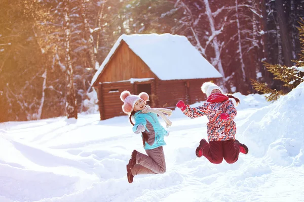 冬の公園で遊んで 雪を投げ 跳躍する 人の少女 — ストック写真