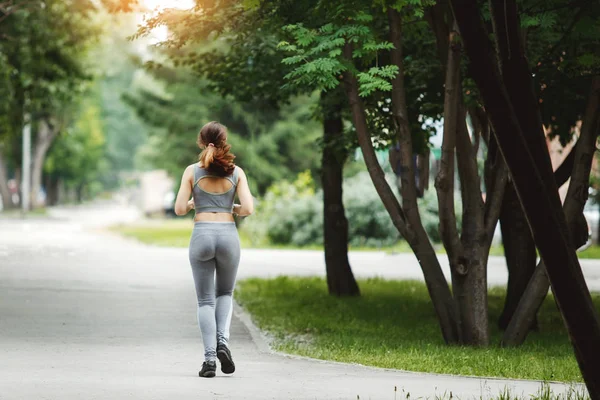 Giovane Donna Che Corre Lungo Sentiero Nel Parco Verde — Foto Stock