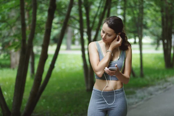 Carino Giovane Donna Che Ascolta Musica Mentre Jogging Lungo Percorso — Foto Stock