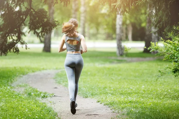 Giovane Donna Che Corre Lungo Sentiero Nel Parco Verde — Foto Stock