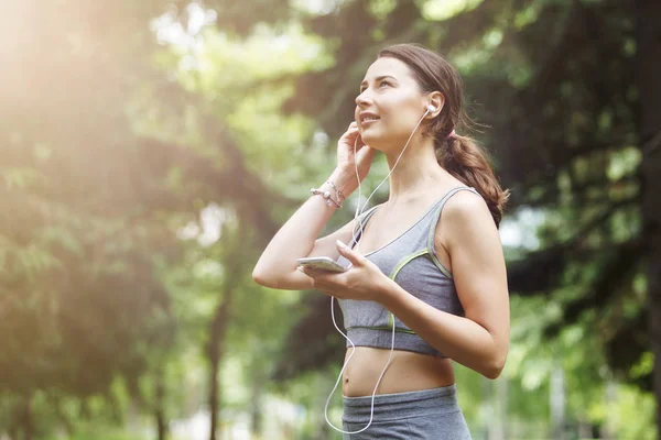 Carino Giovane Donna Che Ascolta Musica Mentre Jogging Lungo Percorso — Foto Stock