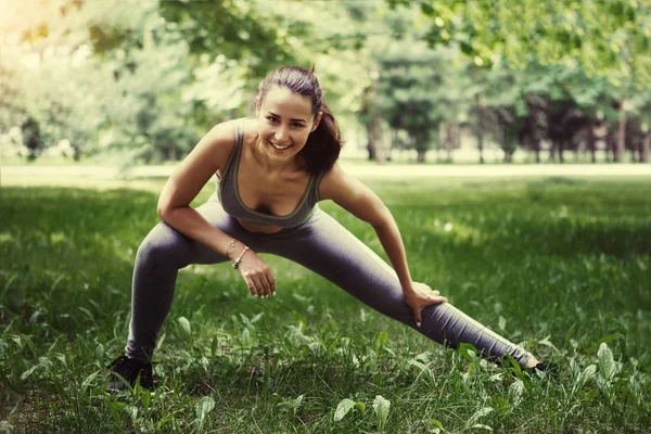Carino Giovane Donna Che Esercizi Yoga Nel Parco Verde — Foto Stock