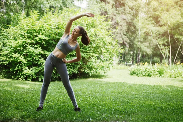Jeune Femme Mignonne Faisant Des Exercices Yoga Dans Parc Vert — Photo