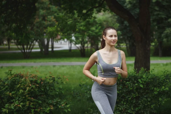 Giovane Donna Che Corre Lungo Sentiero Nel Parco Verde — Foto Stock