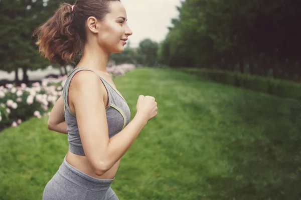 Giovane Donna Che Corre Lungo Sentiero Nel Parco Verde — Foto Stock